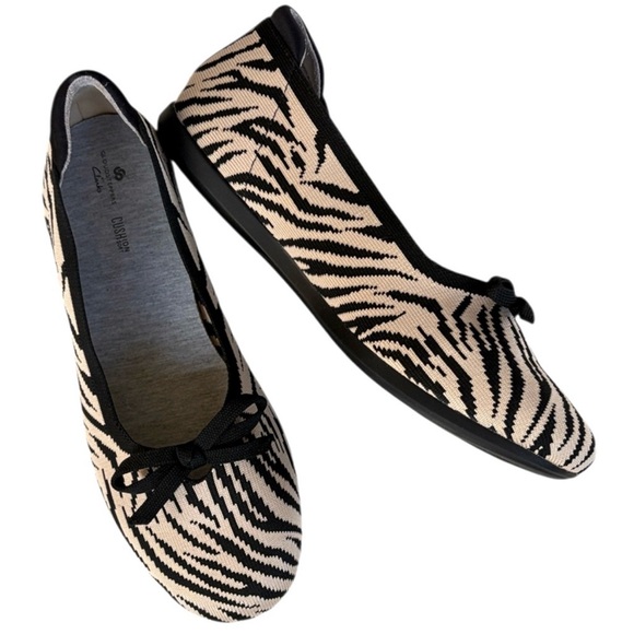 Clarks Shoes - Like New Clarks Carly Hope Knit Flats Animal Print Black Cream Size 11 Wide